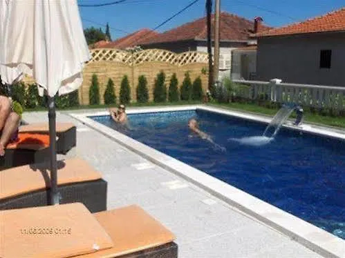 アナ * トロギール