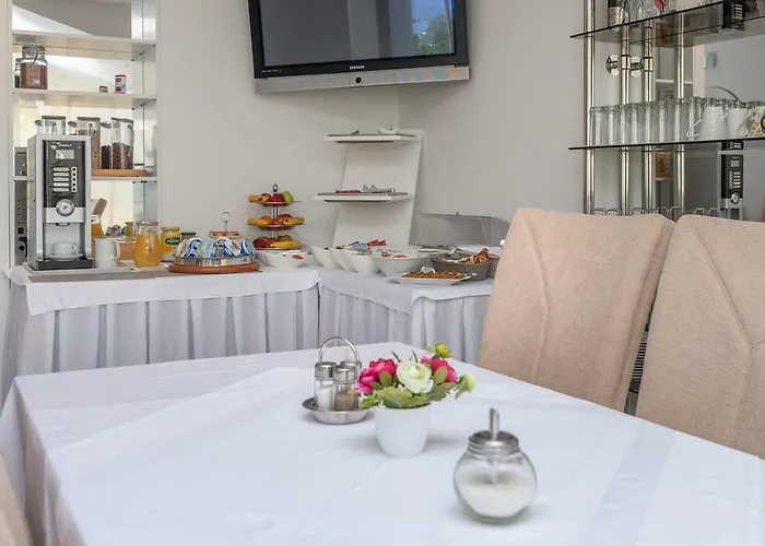 アナ * トロギール