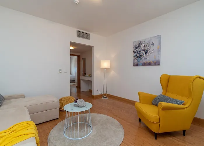 アナ トロギール