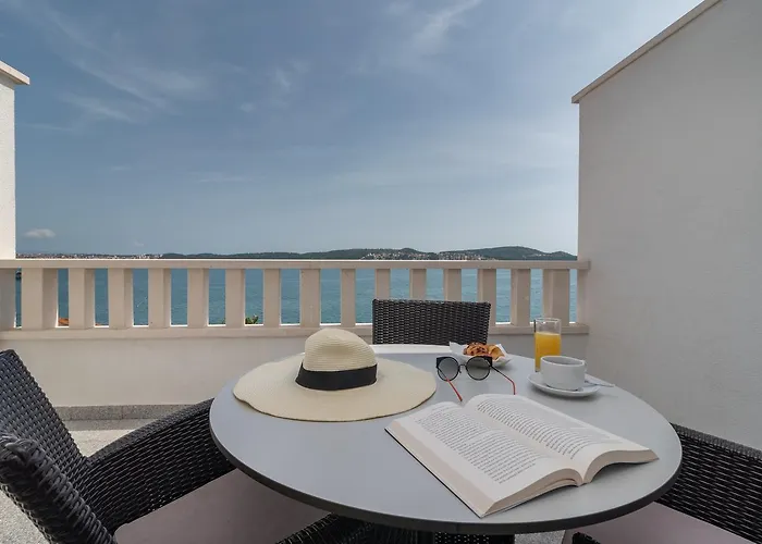 アナ * トロギール