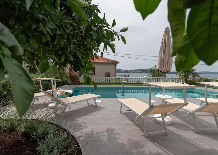 アナ * トロギール