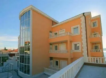 Ana Apartamento *